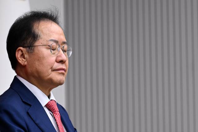홍준표 후보가 29일 서울 여의도 국민의힘 당사에서 열린 제21대 대통령 후보자 국민의힘 3차 경선 진출자 발표 행사에서 탈락 발표가 난 후 눈을 감고 있다. 연합뉴스