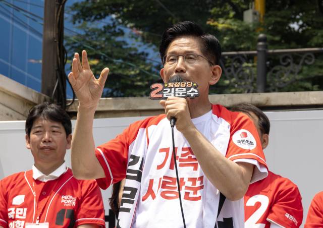 김문수 국민의힘 대선 후보가 29일 오전 인천광역시 부평구 부평문화의거리에서 열린 "대역전의 서막, 인천" 부평구·서구·계양구 집중 유세에서 지지를 호소하고 있다. 인천=성형주 기자