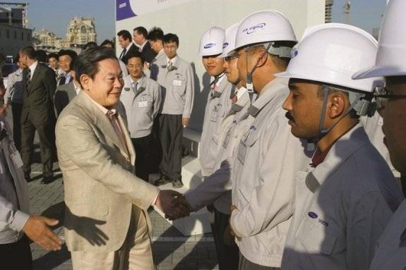 2006년 아랍에미리트연합(UAE) ‘버즈 두바이’ 건설 현장을 찾은 이건희 회장. 동아DB