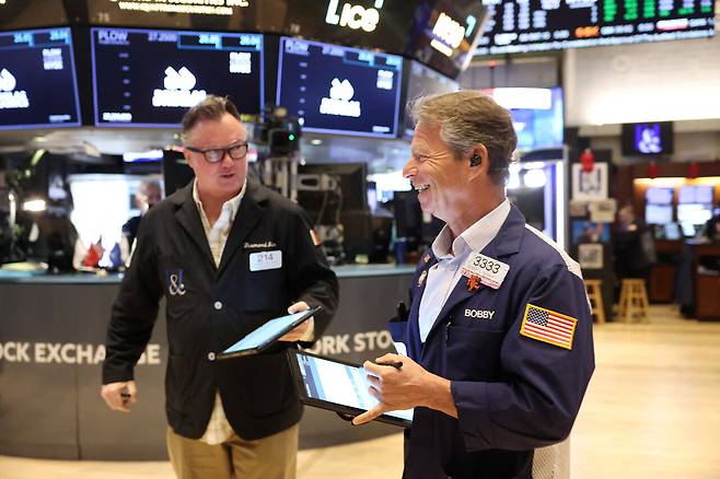 미·중 협상안이 발표된 5월12일, 미국 뉴욕 증권거래소에서 한 트레이더가 환하게 웃고 있다. ⓒREUTERS
