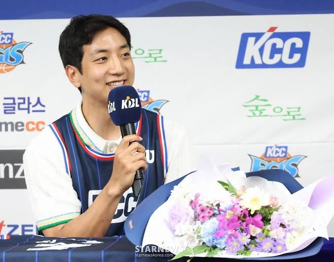 부산 KCC이지스 자유계약선수(FA) 허훈 입단 기자회견이 29일 오후 서울 강남구 KBL 센터에서 열렸다. 허훈이 기자들의 질문에 답하고 있다. 허훈의 입단으로 KBL 역대 4번째 한 팀서 뛰는 형제가 탄생했다. 허훈은 형 허웅과 함께 다음 시즌 우승컵을 노린다. /사진=김진경 대기자