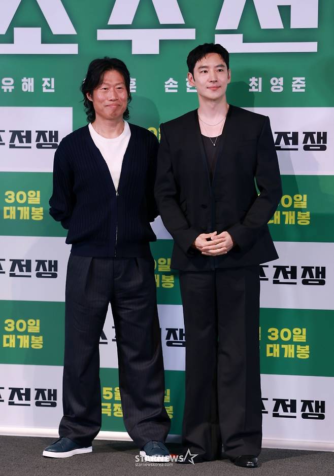 배우 유해진, 이제훈이 29일 오후 서울 CGV용산아이파크몰에서 진행된 영화 '소주전쟁' 언론배급시사회 및 기자간담회에 참석해 포즈를 취하고 있다. 1997년 IMF 외환위기, 소주 회사가 곧 인생인 재무이사 종록과 오로지 성과만 추구하는 글로벌 투자사 직원 인범이 대한민국 국민 소주의 운명을 걸고 맞서는 이야기 '소주전쟁'은 오는 30일 개봉한다. /2025.05.29 /사진=이동훈 photoguy@