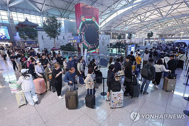 인천공항 출국장 사전투표소에 몰린 인파 (영종도=연합뉴스) 서대연 기자 = 제21대 대통령선거 사전투표가 시작된 29일 오전 인천국제공항 제1여객터미널 출국장에 마련된 사전투표소에서 유권자들이 길게 줄을 서고 있다. 2025.5.29 dwise@yna.co.kr