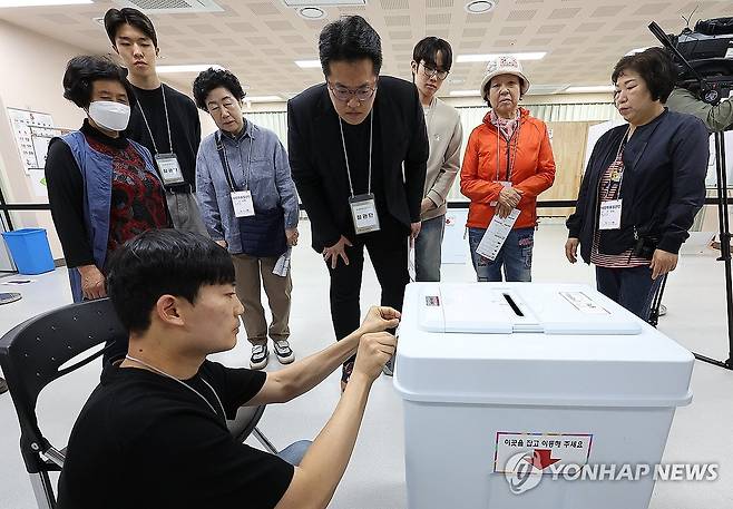 투표함 봉인 확인하는 참관단 (서울=연합뉴스) 김성민 기자 = 제21대 대통령선거 사전투표 첫날인 29일 서울 성동구 송정동공공복합청사에 마련된 사전투표소에서 공정선거참관단과 사전투표참관인이 투표함 봉인 과정을 확인하고 있다. 2025.5.29 ksm7976@yna.co.kr