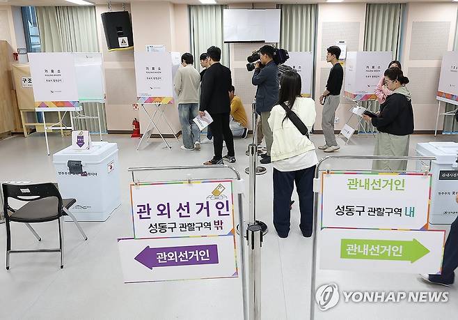 기표소 살피는 참관단 (서울=연합뉴스) 김성민 기자 = 제21대 대통령선거 사전투표 첫날인 29일 서울 성동구 송정동공공복합청사에 마련된 사전투표소에서 공정선거참관단과 사전투표참관인이 기표소를 확인하고 있다. 2025.5.29 ksm7976@yna.co.kr