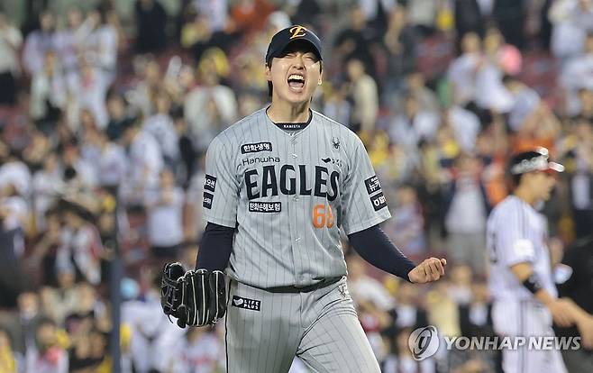 한화 조동욱 '이겼다!' (서울=연합뉴스) 김인철 기자 = 28일 서울 송파구 잠실야구장에서 열린 2025 프로야구 KBO리그 한화 이글스와 LG 트윈스의 경기. 연장 11회말 2사 만루 상황 LG 함창건을 삼진 아웃으로 처리하며 경기를 끝낸 한화 조동욱이 환호하고 있다. 2025.5.28 yatoya@yna.co.kr