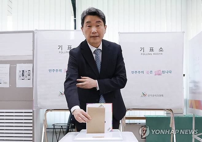 이주호 권한대행, 21대 대선 사전투표 (서울=연합뉴스) 홍해인 기자 = 이주호 대통령 권한대행 부총리 겸 교육부 장관이 29일 서울 종로구 삼청동주민센터에 마련된 사전투표소에서 21대 대통령선거 사전투표를 하고 있다. 2025.5.29 hihong@yna.co.kr