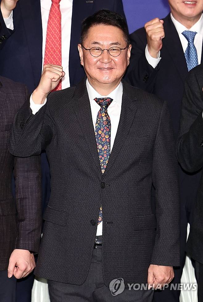 한경협 신규 가입한 두나무 (서울=연합뉴스) 김인철 기자 = 이석우 두나무 대표가 20일 서울 영등포구 FKI타워 컨퍼런스센터에서 열린 한국경제인협회 제64회 정기총회에서 신규 회원 기념촬영을 하고 있다. 2025.2.20 yatoya@yna.co.kr