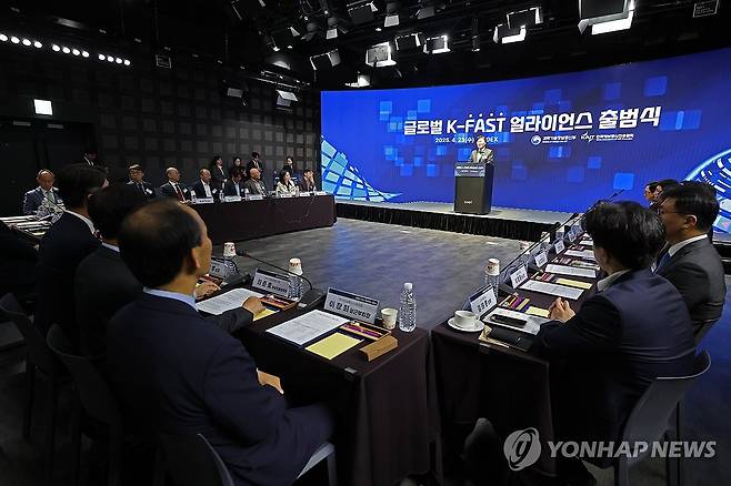 글로벌 K-FAST 얼라이언스 출범식 (서울=연합뉴스) 임화영 기자 = 유상임 과학기술정보통신부 장관이 23일 서울 강남구 코엑스에서 열린 '글로벌 K-FAST 얼라이언스' 출범식에서 인사말을 하고 있다. 2025.4.23 hwayoung7@yna.co.kr