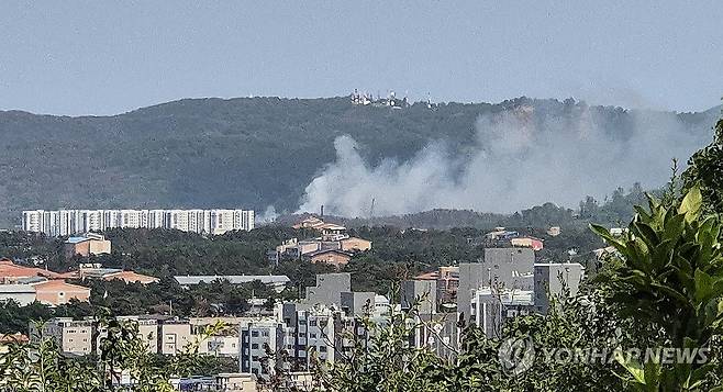 포항 남구 비행기 추락 현장서 치솟는 연기 (포항=연합뉴스) 손대성 기자 = 29일 오후 1시 50분께 경북 포항시 남구 동해면 한 야산에 해군 초계기가 추락한 가운데 현장에서 흰 연기가 피어오르고 있다. 2025.5.29 psik@yna.co.kr