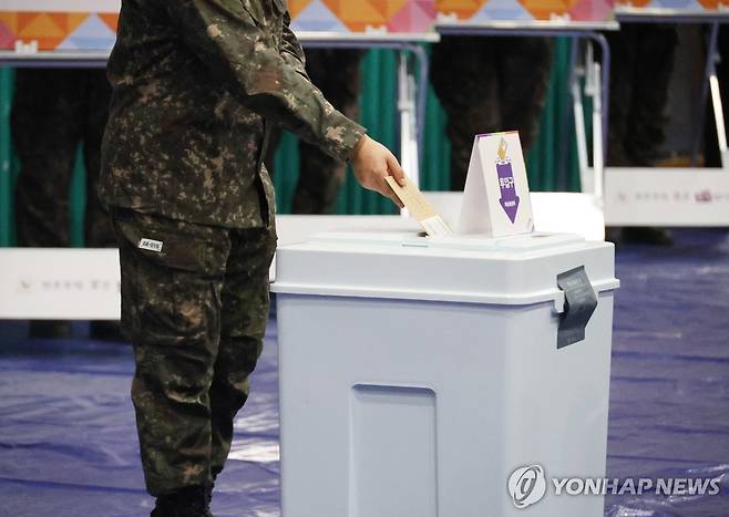 '투표를 명 받았습니다' (논산=연합뉴스) 이주형 기자 = 제21대 대통령선거 사전투표 첫날인 29일 오전 육군훈련소 훈련병·장병들이 충남 논산시 연무읍 제1·2 사전투표소를 찾아 투표하고 있다. 2025.5.29 coolee@yna.co.kr