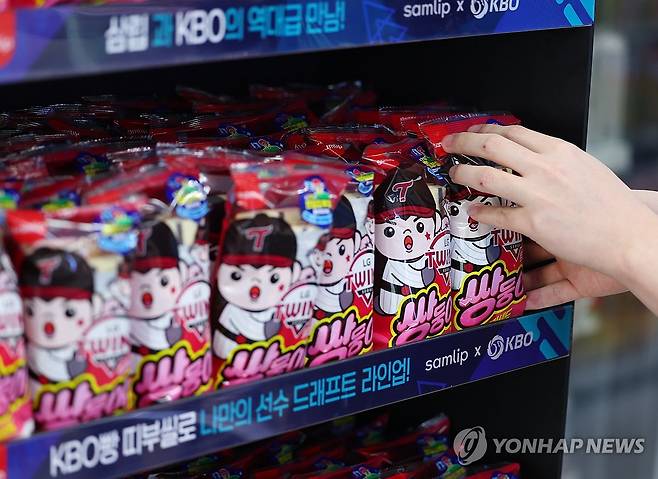 삼립 크보빵 인기 열풍, 사흘 만에 100만개 판매 (서울=연합뉴스) 김도훈 기자 = 24일 서울 송파구 잠실야구장 내 GS25 편의점에서 관계자가 크보(KBO)빵을 정리하고 있다.
SPC삼립과 '한국야구위원회'(KBO)가 협업해 지난 20일 출시한 '크보빵'은 3일 만에 100만봉이 판매됐다. 2025.3.24 superdoo82@yna.co.kr