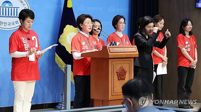 이재명 후보 규탄하는 국민의힘 중앙선대위 여성본부 의원들 (서울=연합뉴스) 김주형 기자 = 국민의힘 중앙선거대책위원회 여성본부 소속 의원들이 29일 서울 여의도 국회 소통관에서 긴급 기자회견을 열고 "더불어민주당 이재명 후보 아들의 성적혐오글 게시" 등을 규탄하고 있다. 2025.5.29 kjhpress@yna.co.kr