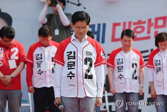 해상초계기 추락 사고 희생자 추모하는 김문수 후보 (안산=연합뉴스) 류영석 기자 = 국민의힘 김문수 대선 후보가 29일 경기 안산시 안산문화광장에서 열린 유세에서 이날 경북 포항에서 발생한 해군 소속 해상초계기 추락 사고 희생자에 대한 묵념을 하고 있다. 2025.5.29 ondol@yna.co.kr