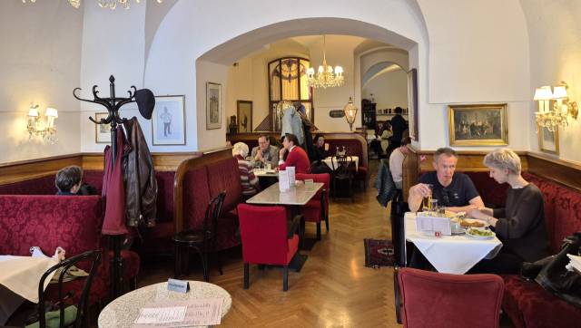 카페 프라우엔후버를 찾은 손님들이 커피와 음식을 들며 대화를 나누고 있다. 남태우 기자