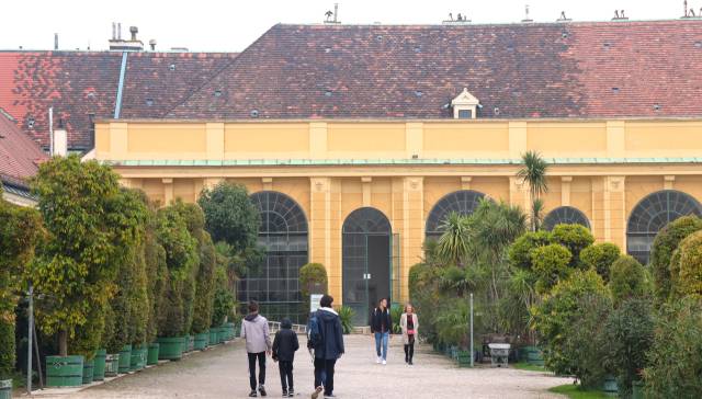 관광객들이 쇤브룬궁전 오랑제리 정원을 둘러보고 있다. 남태우 기자