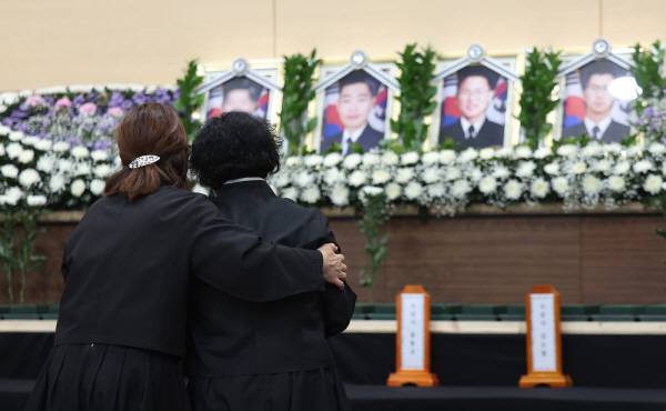 30일 경북 포항시 남구 해군 항공사령부 체육관에 마련된 '해군 P-3CK 917호기 순직자 합동분향소'에서 유족들이 순직 해군 영정 앞에서 오열하고 있다. 연합