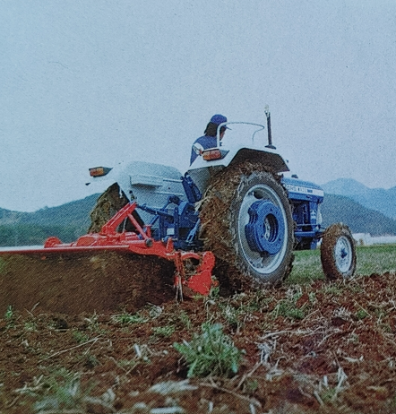김삼만은 유럽을 견학하던 중 첨단 농기계를 이용하는 농촌의 현장을 봤다. 당시 한국의 농촌은 소와 인력에 의존하고 있는 상황이었다. 김삼만은 대동공업사가 한국의 농촌 변화를 위한 농기구 전문 기계를 생산하는 회사를 만들겠다는 결심을 했다./대동30년사/