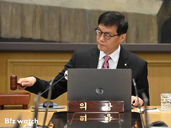 이창용 한국은행 총재가 29일 서울 중구 한국은행에서 열린 금융통화위원회를 주재하며 의사봉을 두드리고 있다. 2025.05.29 사진공동취재단