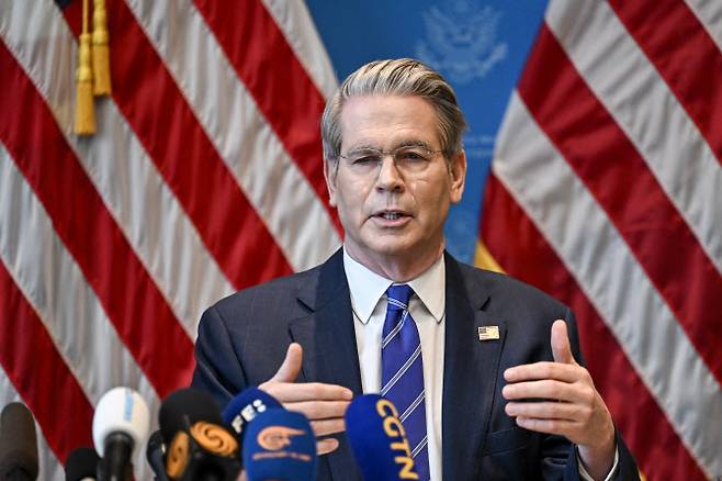 스콧 베센트 미국 재무장관이 12일(현지시간) 제네바에서 중국과의 관세 협상 이후 기자회견에서 발언하고 있다. (사진=AFP)