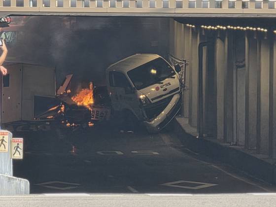 김문수 국민의힘 대선 후보의 유세 차량이 서울 용산구 갈월지하차도에서 전도돼 화재를 일으켰다. 〈사진=온라인 커뮤니티〉