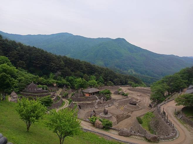 해발 850m에 터를 잡은 삼성궁은 우리민족의 건국이념인 홍익인간과 이화세계(理化世界) 를 실현하고자 고조선 시대 소도를 복원한 배달의 성전이다. 매년 10월 개천대제를 지내는데 한해 방문객이 15만 명을 넘을 정도로 관광 명소가 됐다.