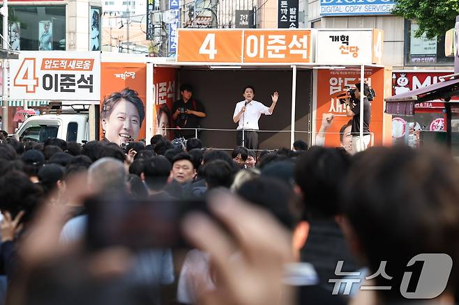 이준석 개혁신당 대통령 후보가 제21대 대통령선거 사전투표 첫날인 29일 서울 성북구 안암역 인근에서 열린 유세에서 지지를 호소하고 있다.2025.5.29/뉴스1 ⓒ News1 민경석 기자