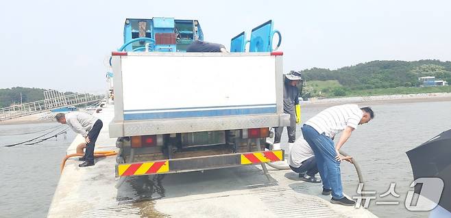 홍성군 관계자가 서부면 속동항에서 대하 종자를 방류 하고 있다. (홍성군 제공, 재판매 및 DB금지) / 뉴스1
