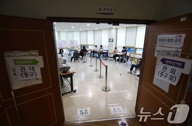 21대 대통령선거 사전투표 둘째날인 30일 오전 대구 중구 선거관리위원회 2층 회의실에 마련된 사전투표소가 유권자의 발길이 뜸해 한산한 모습이다. 대구는 이번 대선 사전투표 기간 전국에서 가장 낮은 투표율을 보이고 있다. 2025.5.30/뉴스1 ⓒ News1 공정식 기자