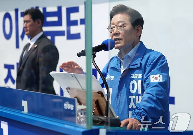 이재명 더불어민주당 대통령 후보가 30일 오후 강원 춘천시 근화동 춘천역 광장에서 열린 집중유세에서 시민에게 지지를 호소하고 있다. (공동취재) 2025.5.30/뉴스1 ⓒ News1 이재명 기자