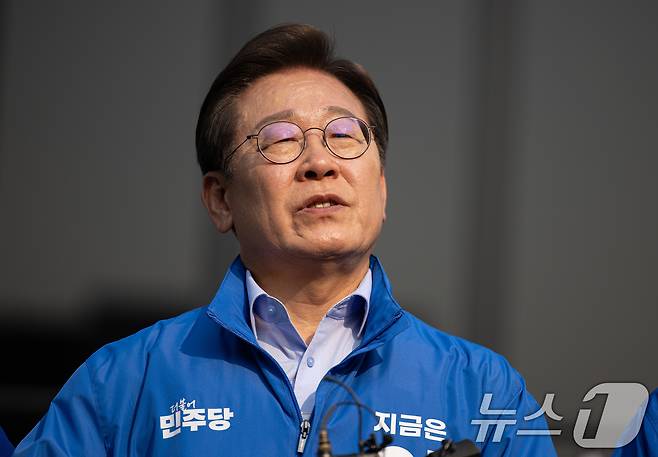 이재명 더불어민주당 대통령 후보가 30일 오후 강원 원주시 반곡동 원주행복마당에서 유세를 마친 후 취재진 질문에 답변하고 있다. 2025.5.30/뉴스1 ⓒ News1 이재명 기자