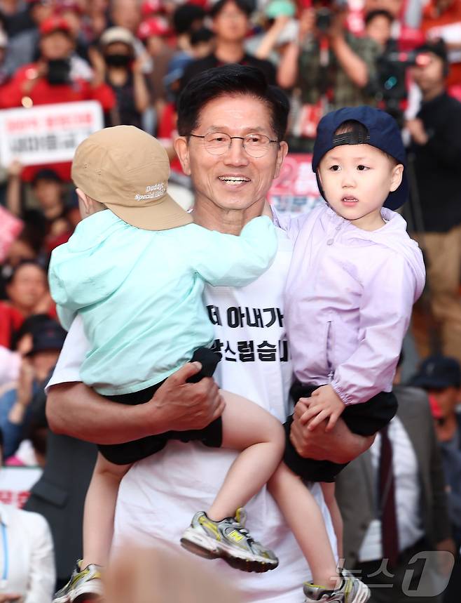 김문수 국민의힘 대통령 후보가 30일 강원 춘천시청 인근에서 유세를 하고 있다. 2025.5.30/뉴스1 ⓒ News1 김민지 기자