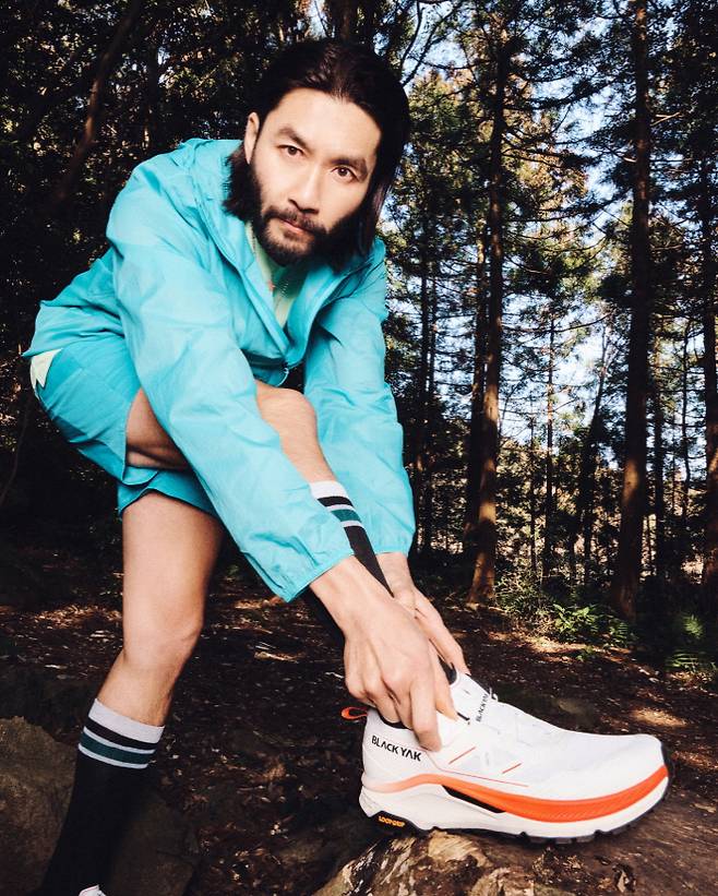 ◇블랙야크 트레일러닝화 '플로우 런 D'를 신고 있는 노홍철. 사진제공=블랙야크