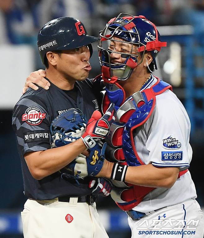 29일 대구 라이온즈파크에서 열린 롯데-삼성전. 5회초 2사 전준우가 최원태의 공에 맞으며 벤치 클리어링이 발발했다. 강민호가 전준우를 말리고 있다. 대구=정재근 기자 cjg@sportschosun.com/2025.5.29/
