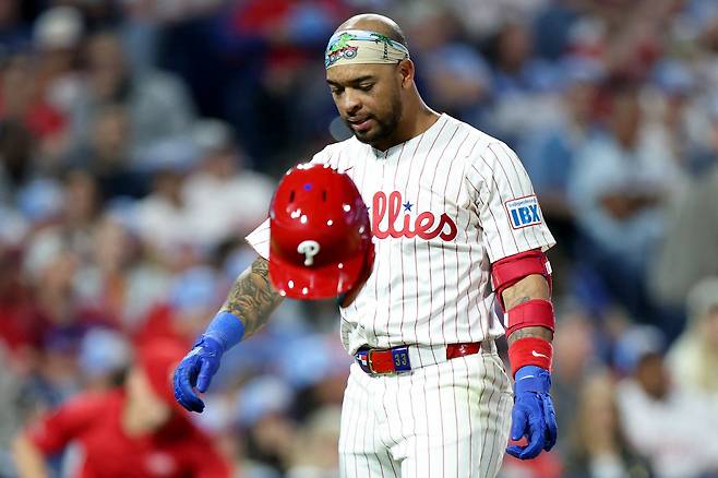 필라델피아 에드문도 소사가 6회말 2사후 크리스 세일에 삼진을 당한 뒤 헬멧을 벗고 물러나고 있다. 그는 세일의 통산 2500탈삼진의 희생양이 됐다. AFP연합뉴스