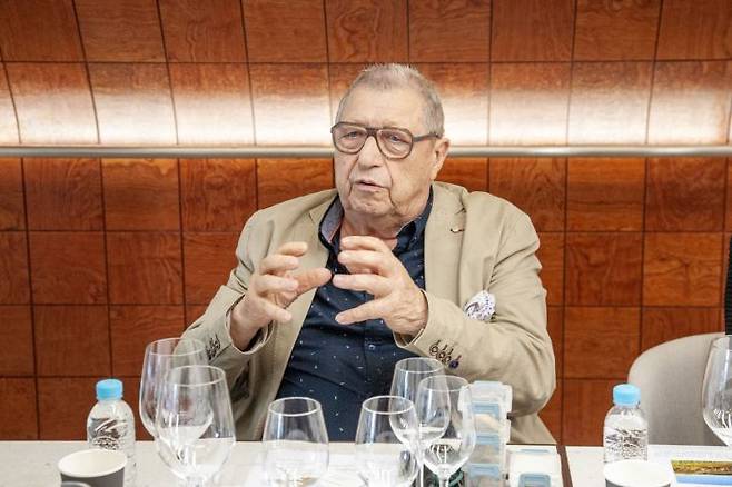 앙리 부르주아의 소유주 장-마리 부르주아(Jean-Marie Bourgeois)가 한국을 찾아 와이너리에 대해 소개하고 있다.