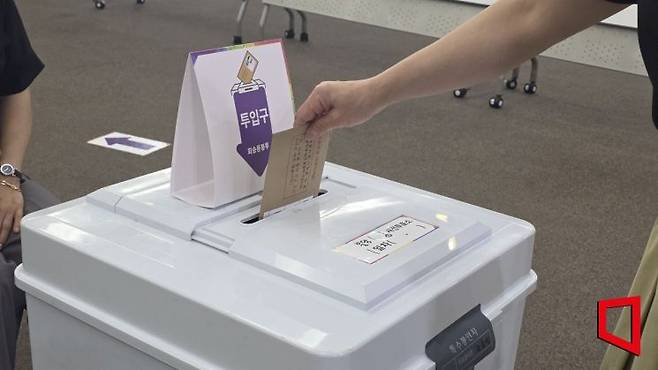 29일 천안시청 대회의실에 마련된 불당1동 사전투표소 투표함. /박종혁 기자