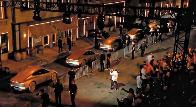 지난해 10월 미 캘리포니아주에서 열린 테슬라의 ‘위, 로봇(We, Robot)’ 행사장에 자율주행 로보 택시 ‘사이버캡’이 줄지어 있다. 테슬라는 다음 달 텍사스주 오스틴에서 모델 ‘Y’로 로보 택시 서비스를 시작할 예정이다. 향후 2인승 로보 택시 ‘사이버캡’으로 서비스를 확장한다는 계획이다./테슬라