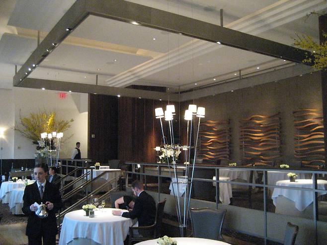 뉴욕의 미슐랭 스리스타 레스토랑 퍼세(Per Se). 특급호텔이 아닌 일반 상업건물 내부에 위치해있다./박진배