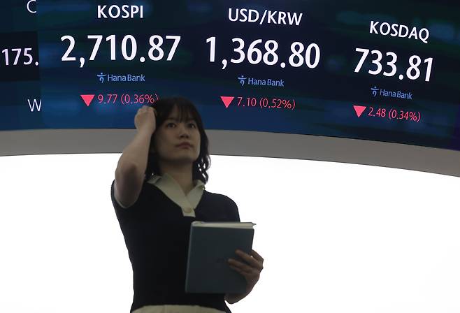 30일 오전 서울 중구 하나은행 딜링룸 현황판에 코스피·코스닥지수가 표시돼 있다. /연합뉴스