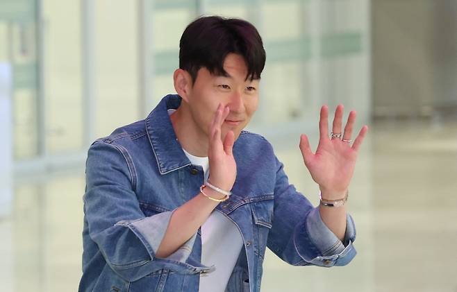 유럽축구연맹(UEFA) 유로파리그 우승 후 홍명보 감독이 이끄는 축구대표팀에 선발된 손흥민이 27일 오후 인천국제공항으로 귀국하며 팬들에게 인사를 하고 있다. /뉴스1