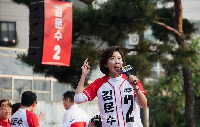 나경원 의원이 26일 오후 서울 도봉구 방학사거리에서 열린 '내일의 기적을 만들' 노원·도봉·강북 김문수 국민의힘 대선 후보의 유세에 앞서 지지 연설하고 있다. ⓒ데일리안 방규현 기자