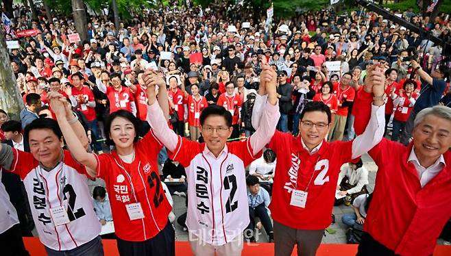 김문수 국민의힘 대선 후보(가운데)가 배현진 의원(왼쪽 두번째), 안철수 의원(왼쪽 첫번째), 박정훈 의원(왼쪽 네번째, 김근식 송파병 당협위원장(왼쪽 다섯번째)과 함께 지난 20일 오후 서울 송파구에서 열린 '송파를 새롭게' 유세에서 지지를 호소하고 있다. ⓒ데일리안 방규현 기자