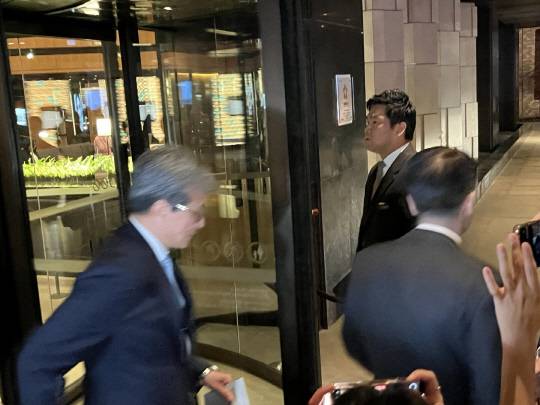 정현호(왼쪽) 삼성전자 사업지원TF장 부회장이 30일 '2025년도 제35회 삼성호암상 시상식'이 열린 서울신라호텔을 나오고 있다. 장우진 기자