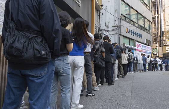 21대 대통령선거 사전투표 이틀째인 30일 오전 서울 중구 소공동 주민센터에 마련된 사전투표소가 회사 출근길에 투표하려는 시민들로 붐비고 있다. 연합뉴스