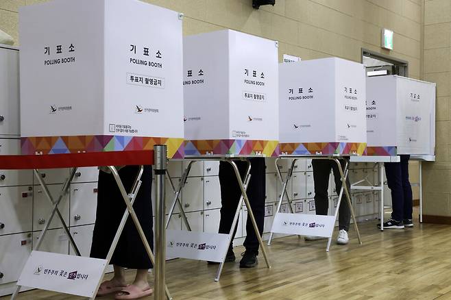 서울 마포구 용강동주민센터에 마련된 사전투표소에서 5월29일 오전 유권자들이 신중하게 한 표를 행사하고 있다. 김명진 기자