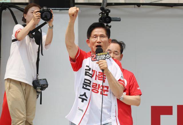 김문수 국민의힘 대선 후보가 29일 오후 경기도 시흥 삼미시장 앞에서 열린 “대역전의 서막, 시흥” 유세에서 유권자들에게 지지를 호소하고 있다. 시흥=정다빈 기자