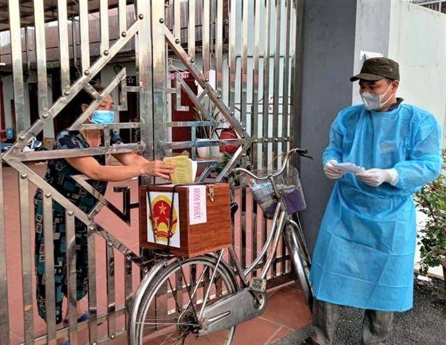 2021년 5월 치러진 베트남 총선 당일, 박장성의 한 노인이 투표소에 가는 대신 자전거에 실린 이동 투표함에 투표지를 넣고 있다. 현지매체 징 캡처