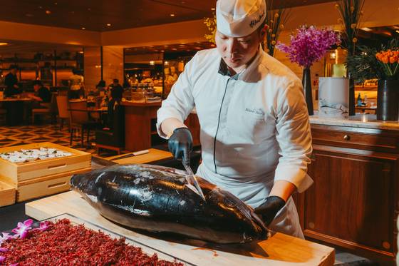 더 마켓 키친(포시즌스 호텔 서울)은 매주 목·금요일 저녁 특선 뷔페를 연다. 금요일 저녁은 일명 ‘시푸드 나잇’이다. 다양한 해산물이 깔리고 참치 해체 쇼도 펼친다.