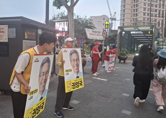 지난 28일 오후 7시쯤 서울 동대문구 장한평역 유세 현장. 국민의힘은 선거사무원이 4명에 유세트럭이 김문수 후보 응원가를 틀었으나 민주노동당은 선거사무원은 2명에 유세트럭은 없었다. 김성진 기자